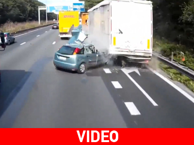 Σοκαριστικό ατύχημα αυτοκινήτου με δύο νταλίκες